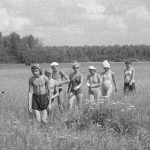 Коля Головчинер: Коля ведет группу вдоль Люты, 1960г.